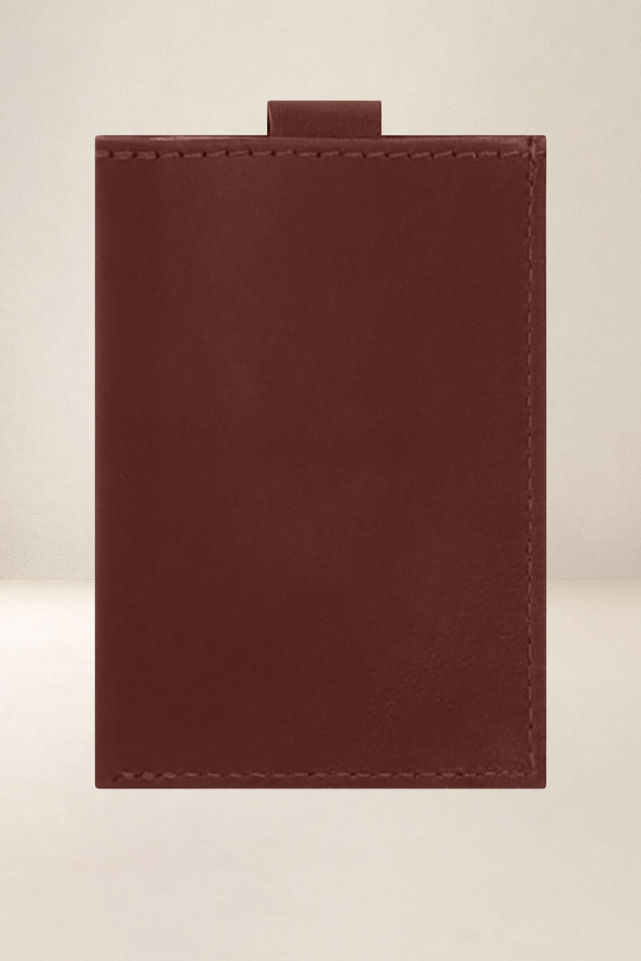 Porte-cartes en cuir pleine fleur ARCHIMÈDE coloris fauve, vue de dos – Ateliers Fourès