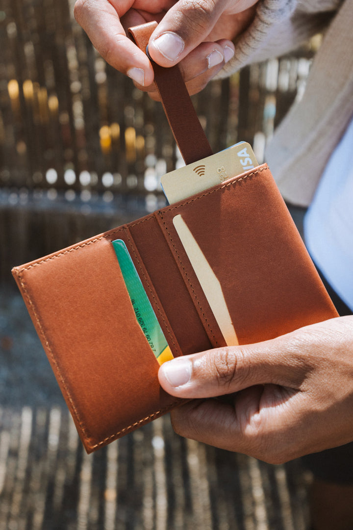 Petite maroquinerie en cuir pleine fleur ARCHIMÈDE coloris fauve, tenu en main n°2 – Ateliers Fourès