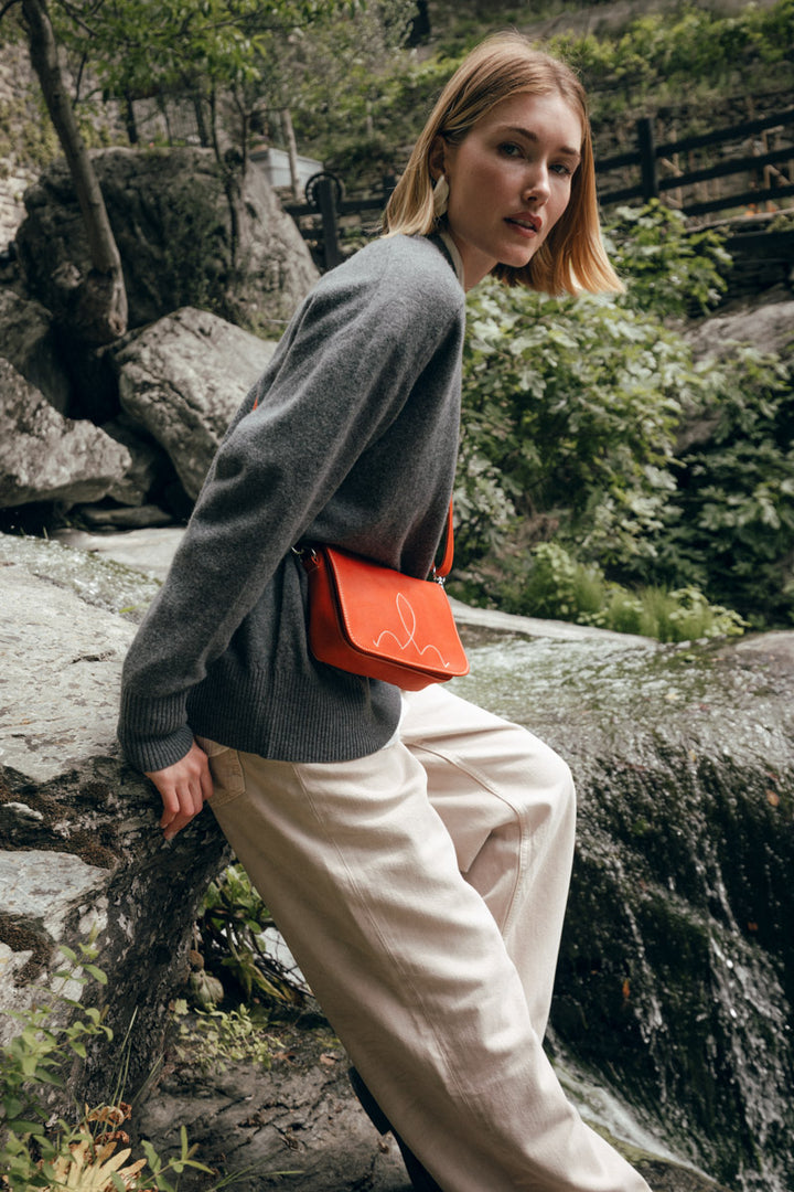 Sac porté croisé en cuir pleine fleur SIRÈNE coloris orange confite, porté n°1 – Ateliers Fourès