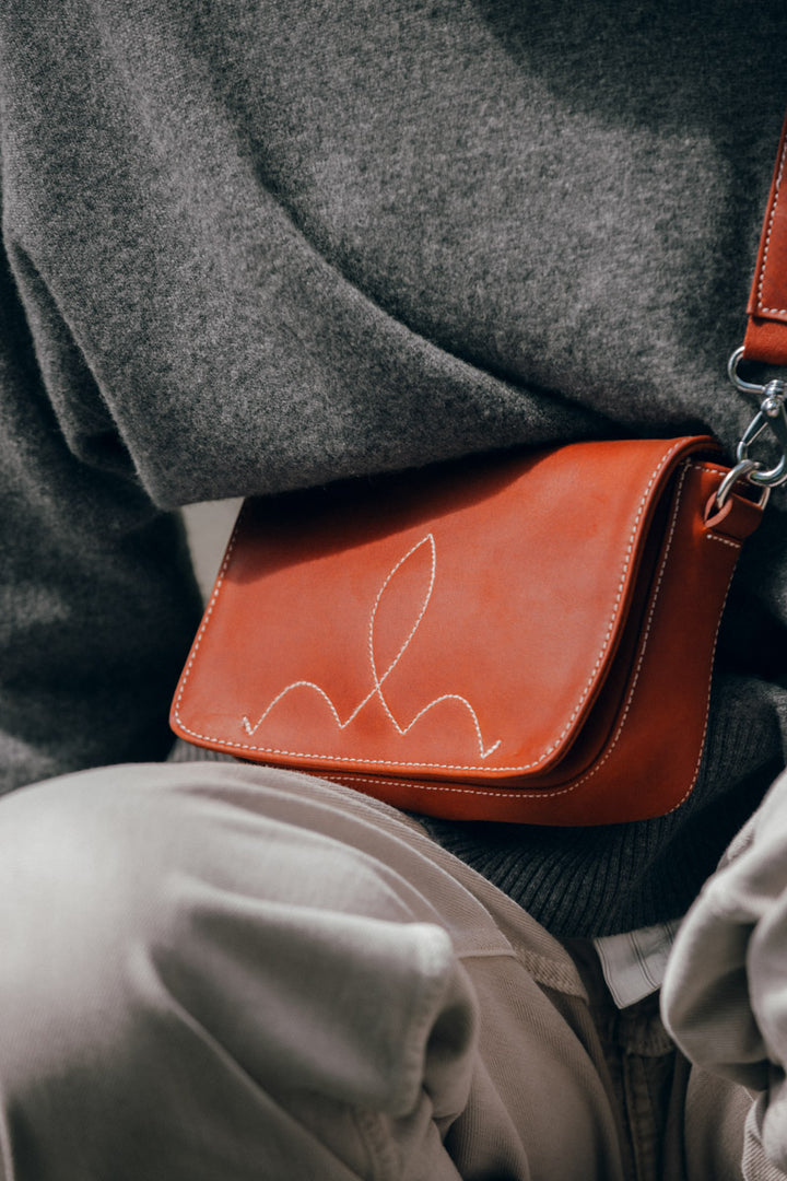 Sac porté croisé en cuir pleine fleur SIRÈNE coloris fauve, porté n°1 – Ateliers Fourès