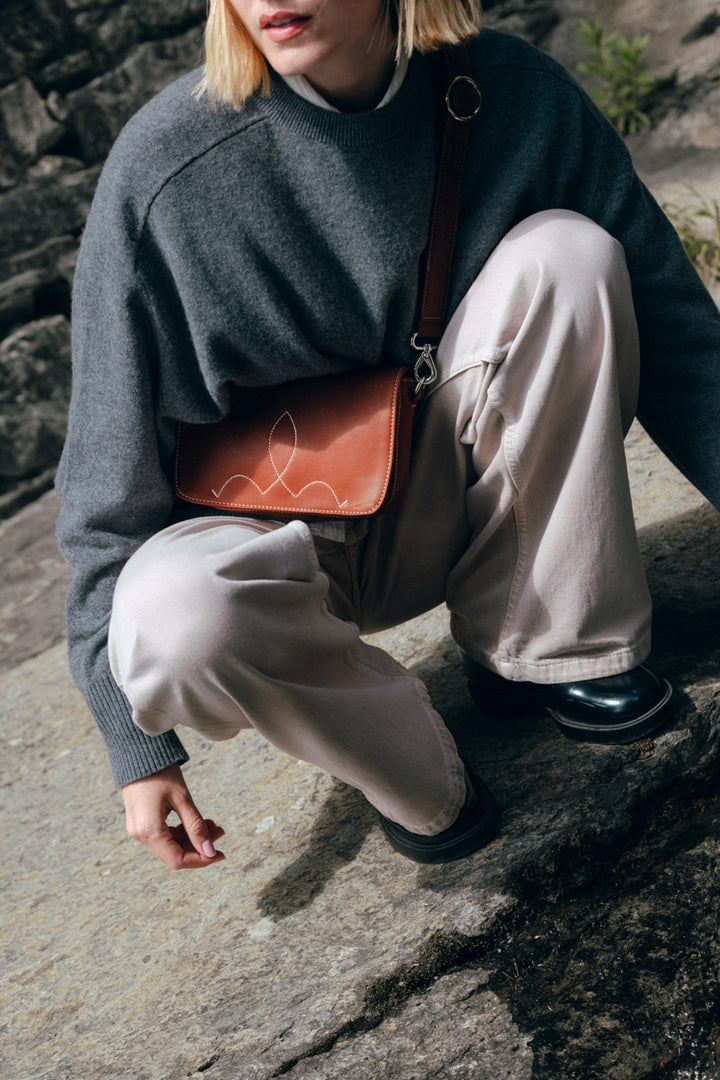 Sac porté croisé en cuir pleine fleur SIRÈNE coloris fauve, porté n°2 – Ateliers Fourès