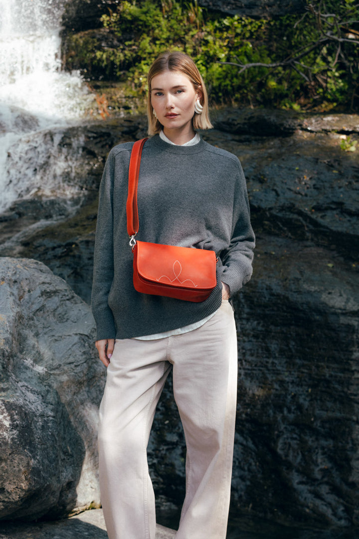 Sac porté croisé en cuir pleine fleur SIRÈNE coloris orange confite, porté n°3 – Ateliers Fourès