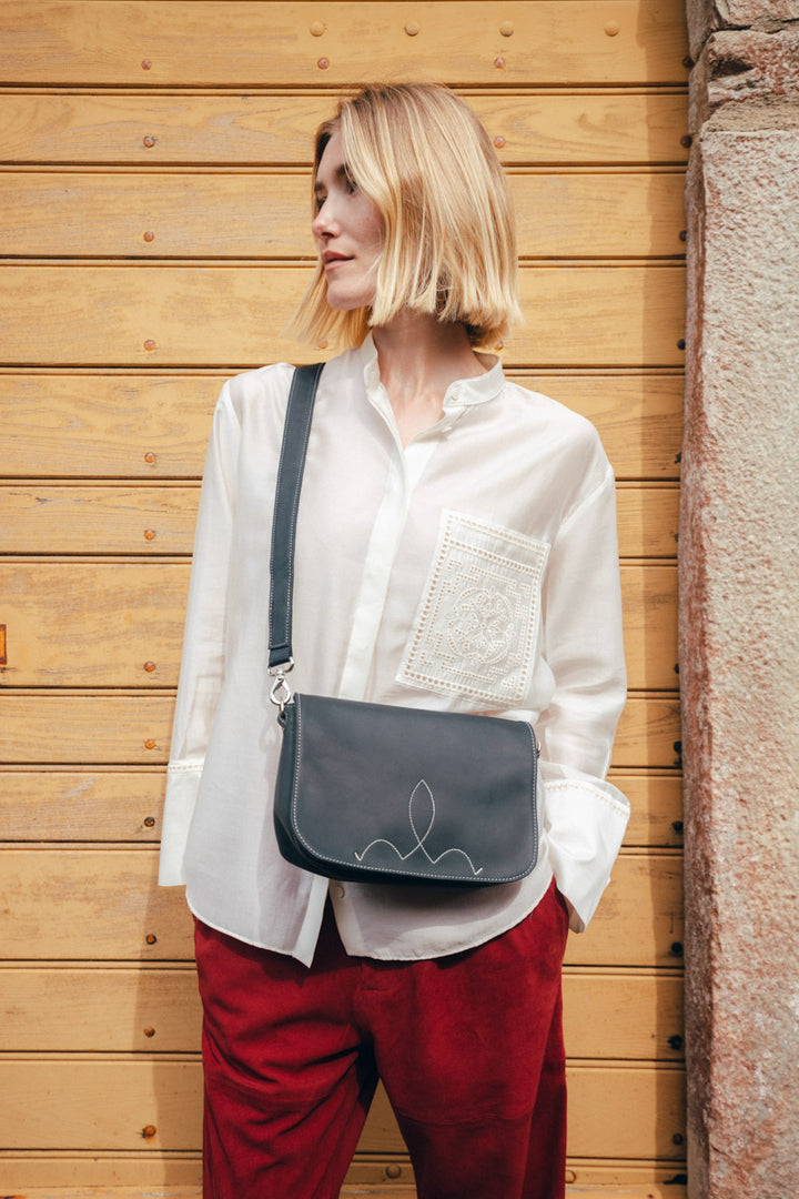 Sac porté croisé en cuir pleine fleur SIRÈNE coloris minuit, porté n°1 – Ateliers Fourès