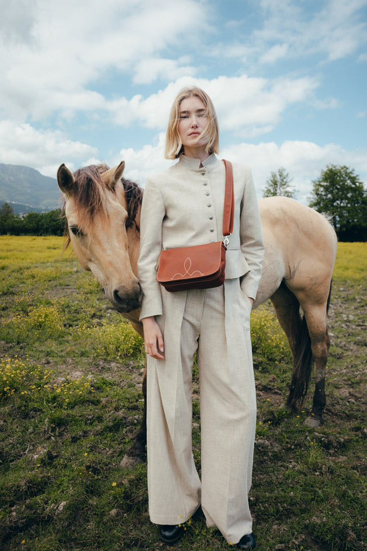 Sac porté croisé en cuir pleine fleur SIRÈNE coloris fauve, porté n°1 – Ateliers Fourès