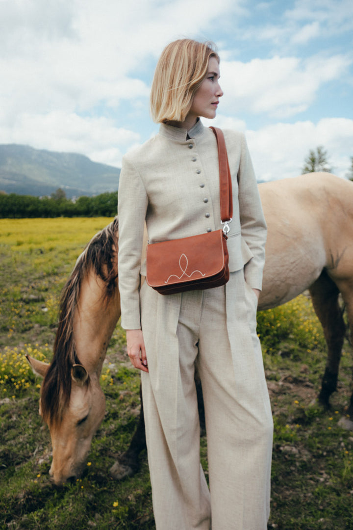 Sac porté croisé en cuir pleine fleur SIRÈNE coloris fauve, porté n°2 – Ateliers Fourès