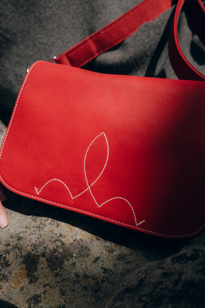 Sac porté croisé en cuir pleine fleur SIRÈNE coloris amour, porté n°2 – Ateliers Fourès