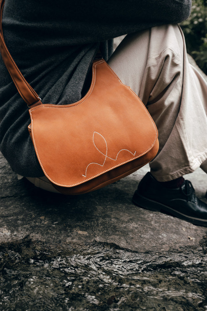 Sac porté croisé en cuir pleine fleur SIRÈNE coloris lionne, porté n°1 – Ateliers Fourès