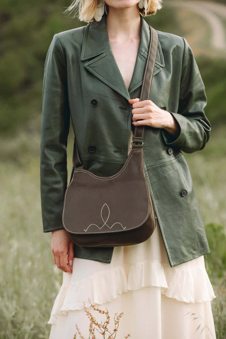 Sac porté croisé en cuir pleine fleur SIRÈNE coloris kaki, porté n°2 – Ateliers Fourès