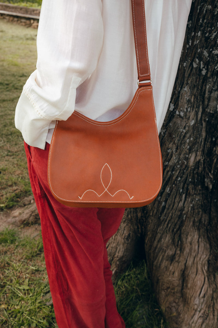 Sac porté croisé en cuir pleine fleur SIRÈNE coloris fauve, porté n°2 – Ateliers Fourès
