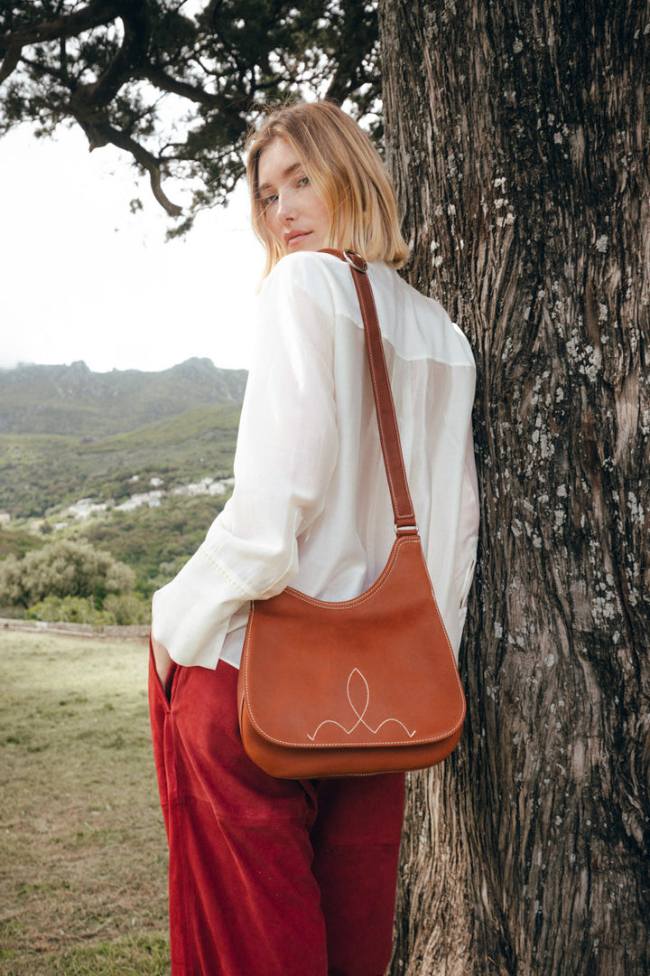 Sac porté croisé en cuir pleine fleur SIRÈNE coloris fauve, porté n°4 – Ateliers Fourès