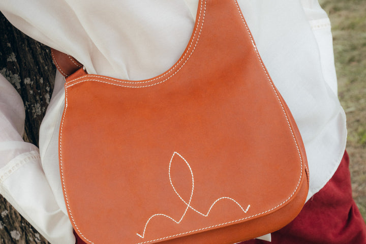 Sac porté croisé en cuir pleine fleur SIRÈNE coloris fauve, porté n°1 – Ateliers Fourès
