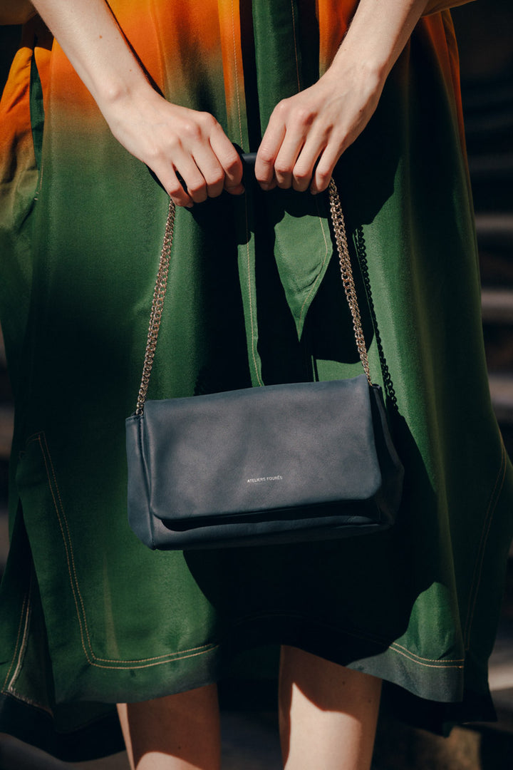Sac bandoulière en cuir pleine fleur THALASSA coloris minuit, porté n°2– Ateliers Fourès