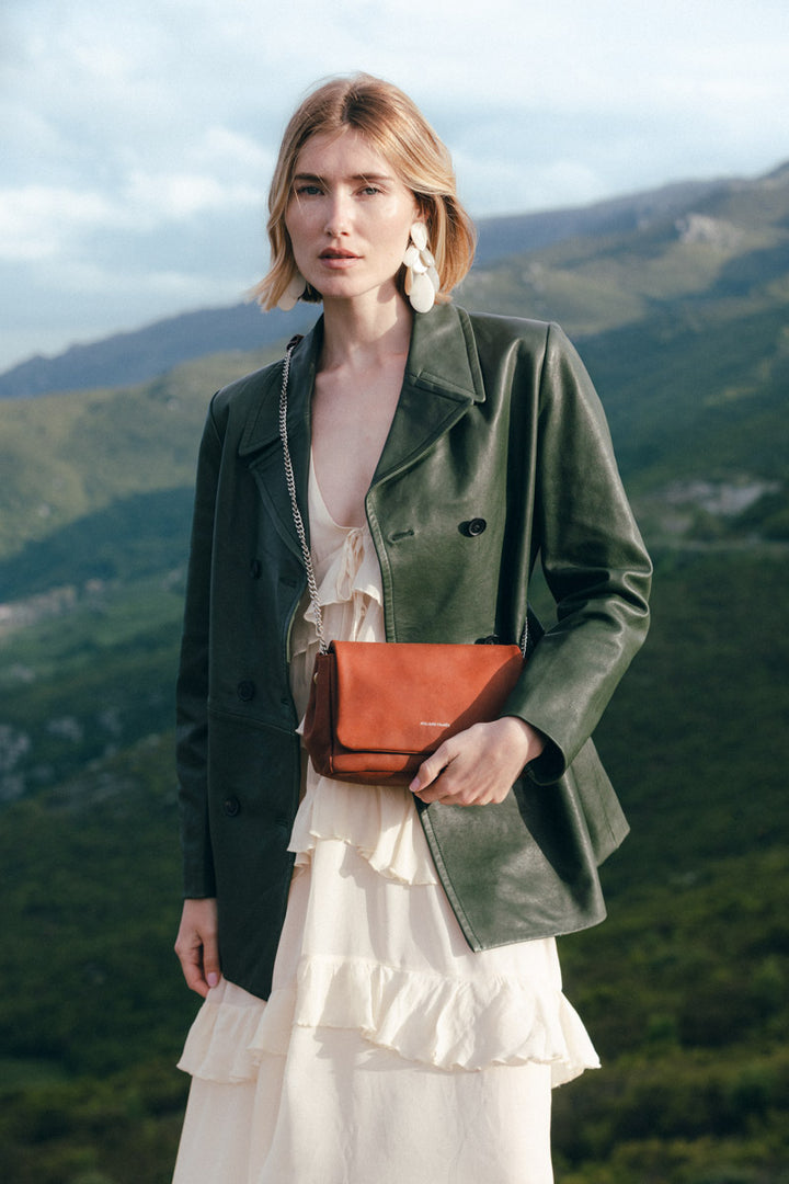 Sac bandoulière en cuir pleine fleur THALASSA coloris fauve, porté n°1 – Ateliers Fourès