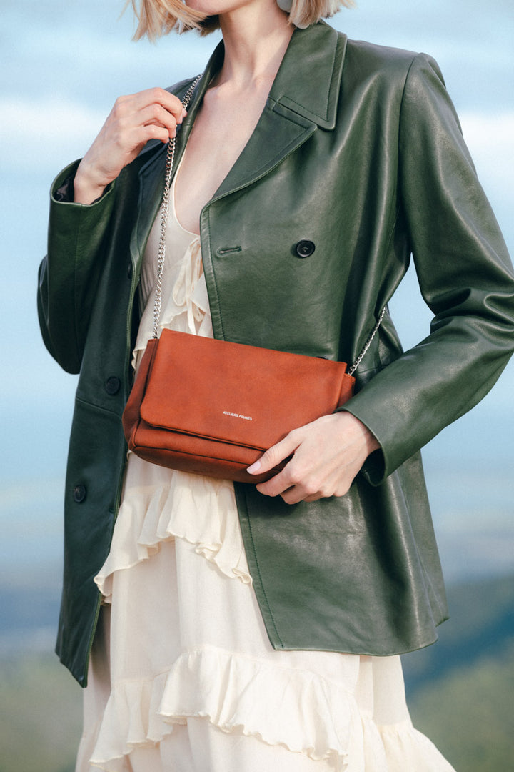 Sac bandoulière en cuir pleine fleur THALASSA coloris fauve, porté n°2 – Ateliers Fourès