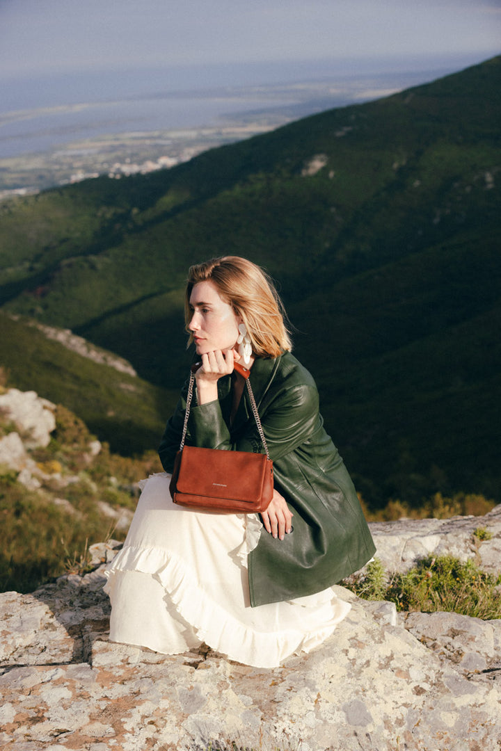 Sac bandoulière en cuir pleine fleur THALASSA coloris fauve, porté n°4– Ateliers Fourès