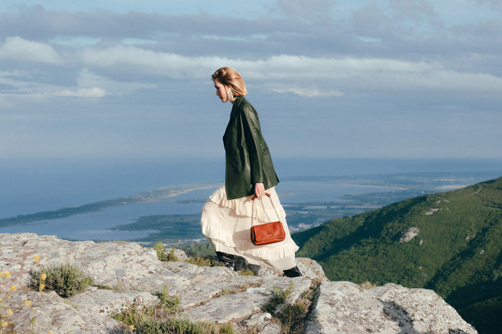 Sac bandoulière en cuir pleine fleur THALASSA coloris fauve, porté n°3 – Ateliers Fourès