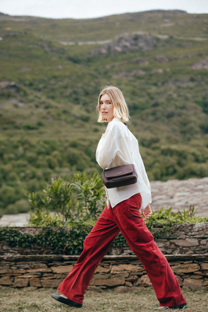 Sac bandoulière en cuir pleine fleur THALASSA coloris chocolat, porté n°1 – Ateliers Fourès
