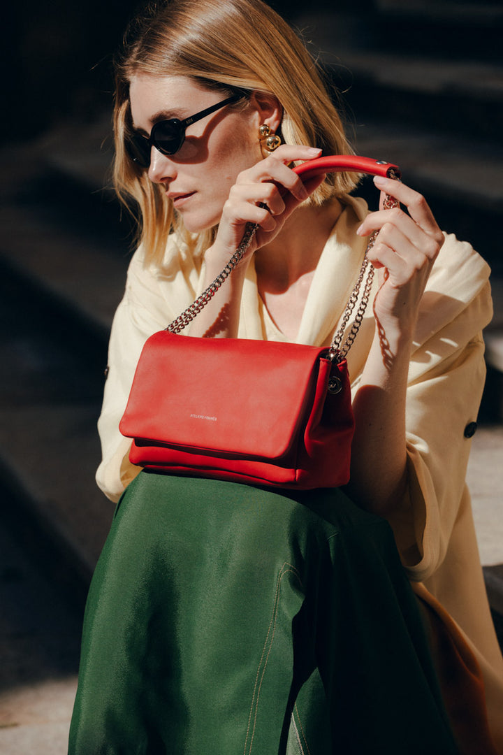 Sac bandoulière en cuir pleine fleur THALASSA coloris amour, porté n°1 – Ateliers Fourès