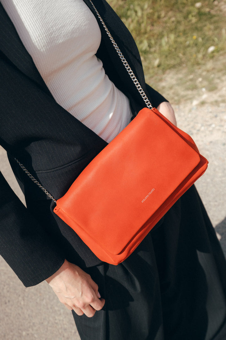 Sac bandoulière en cuir pleine fleur THALASSA coloris orange confite, porté n°3 – Ateliers Fourès