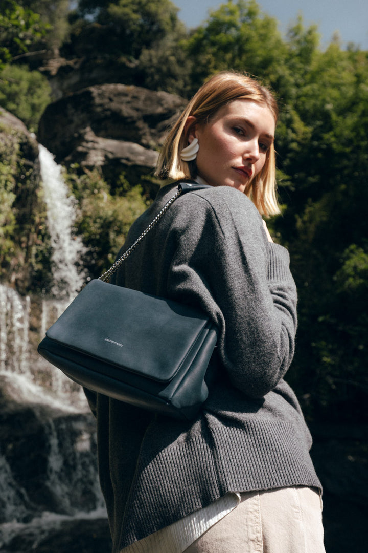 Sac bandoulière en cuir pleine fleur THALASSA coloris minuit, porté n°2 – Ateliers Fourès