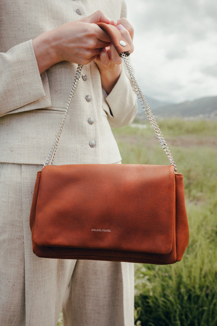 Sac bandoulière en cuir pleine fleur THALASSA coloris fauve, porté n°5 – Ateliers Fourès