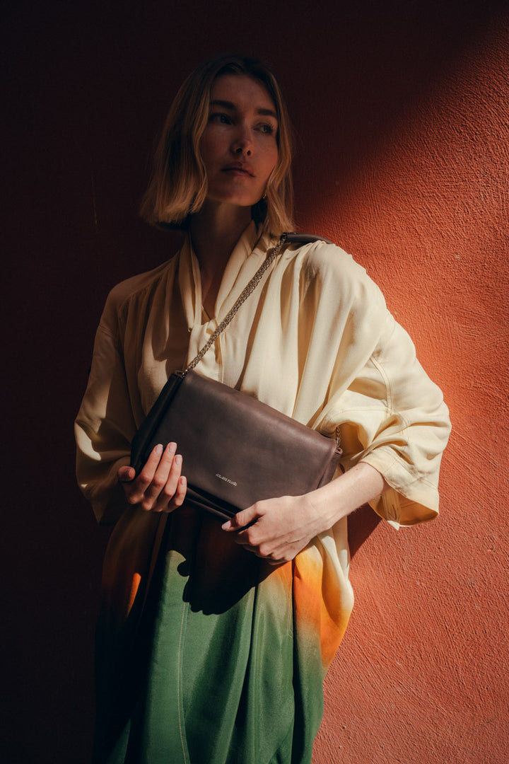 Sac bandoulière en cuir pleine fleur THALASSA coloris chocolat, porté n°1 – Ateliers Fourès