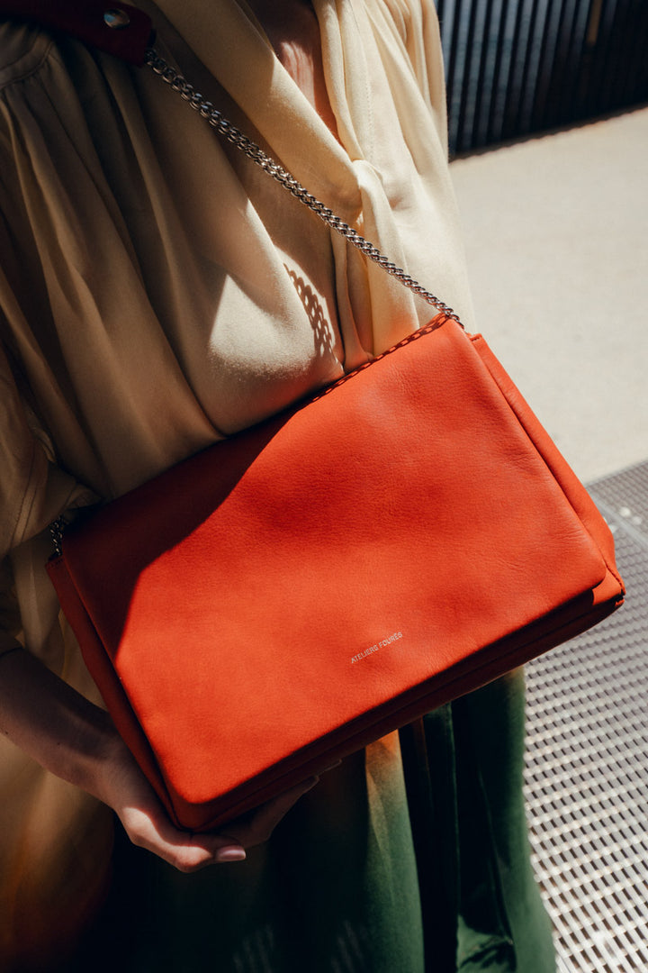 Sac bandoulière en cuir pleine fleur THALASSA coloris orange confite, porté n°3 – Ateliers Fourès