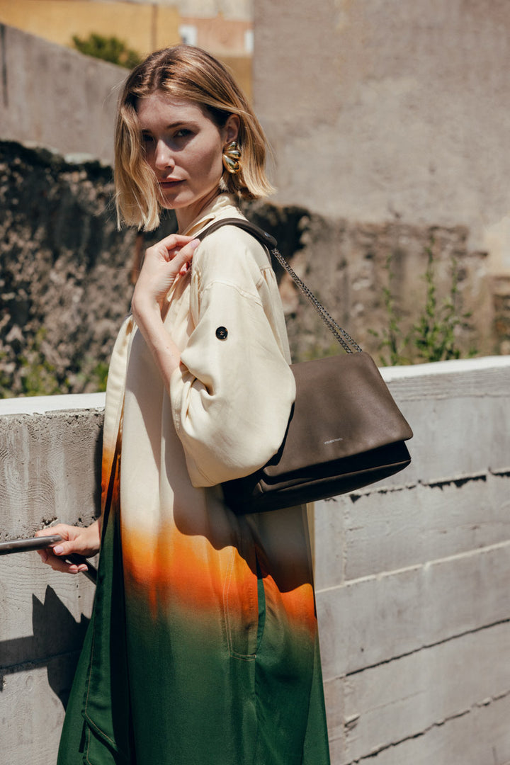 Sac bandoulière en cuir pleine fleur THALASSA coloris kaki, porté n°1 – Ateliers Fourès