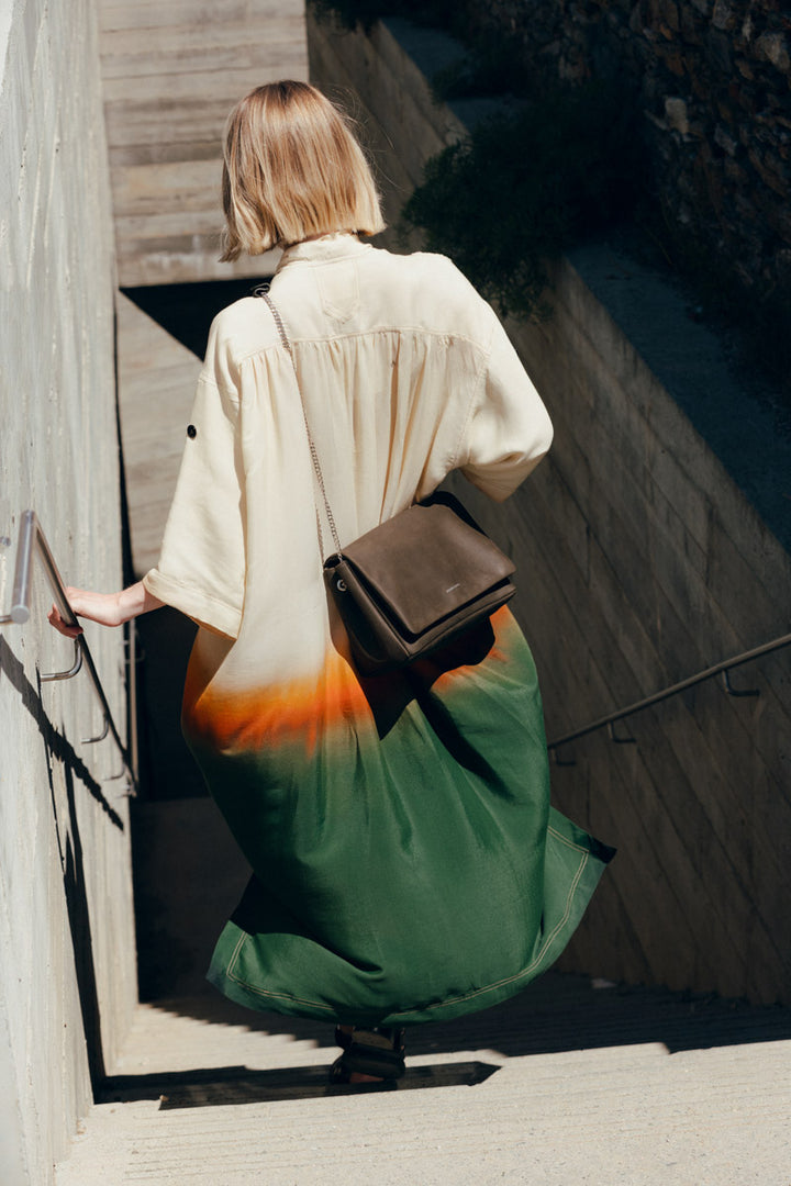 Sac bandoulière en cuir pleine fleur THALASSA coloris kaki, porté n°2 – Ateliers Fourès