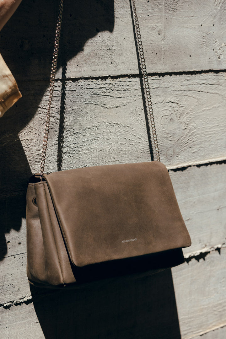 Sac bandoulière en cuir pleine fleur THALASSA coloris kaki, porté n°3– Ateliers Fourès