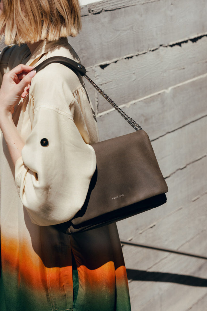 Sac bandoulière en cuir pleine fleur THALASSA coloris kaki, porté n°4– Ateliers Fourès