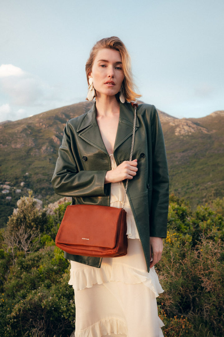 Sac bandoulière en cuir pleine fleur THALASSA coloris fauve, porté n°3 – Ateliers Fourès