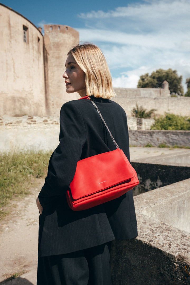 Sac bandoulière en cuir pleine fleur THALASSA coloris amour, porté n°1 – Ateliers Fourès