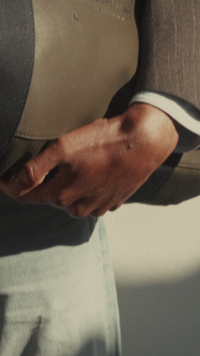 Aristote en kaki et marine